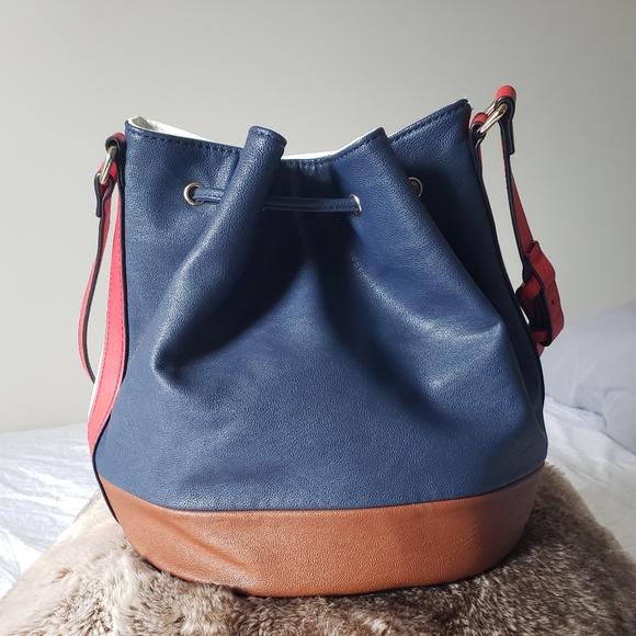 Bucket Bag - Picture 3 of 6